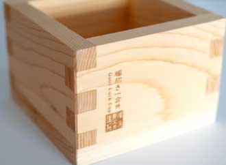 彫刻を施したカバ材製のボックス